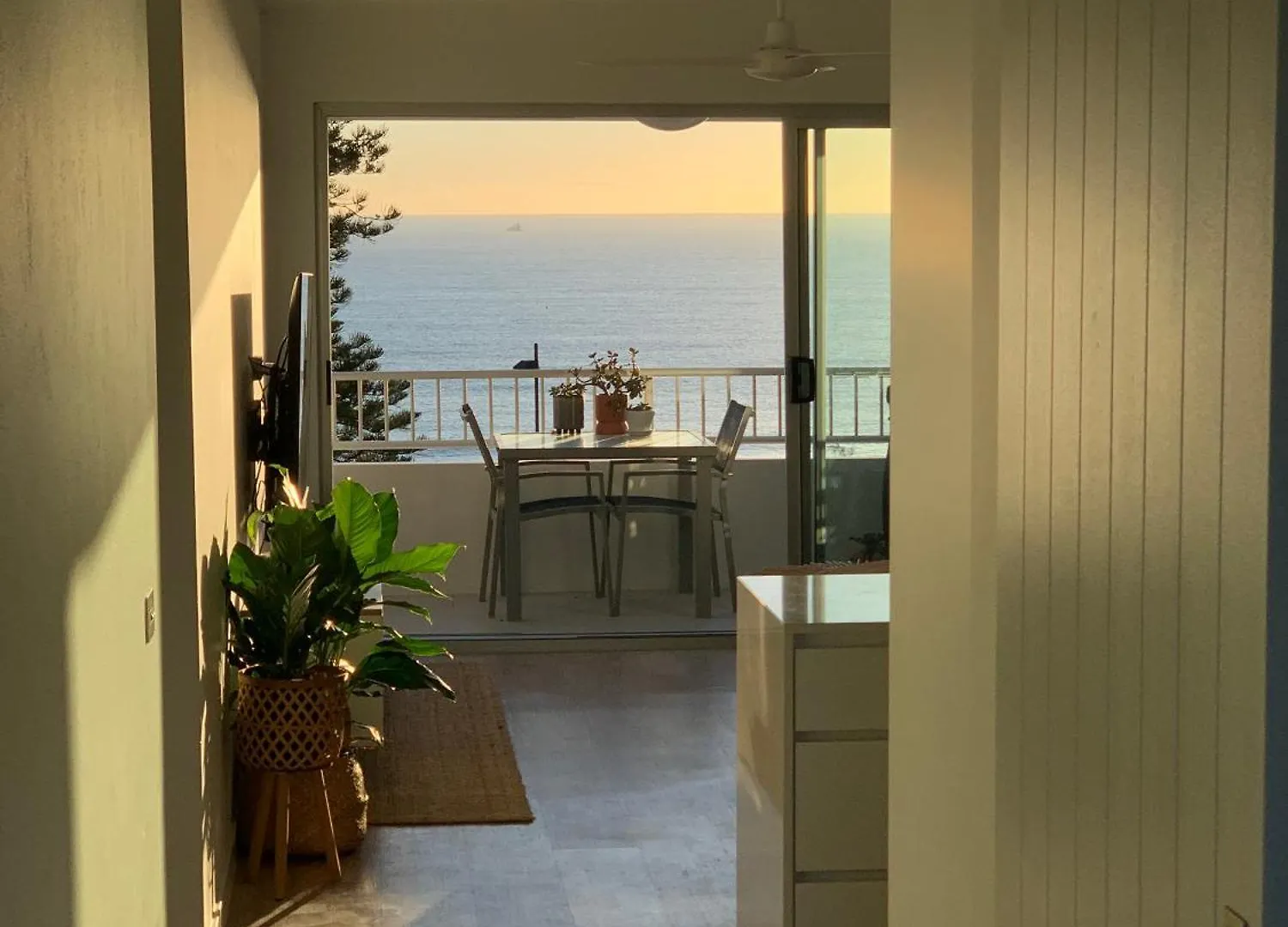 Newly Renovated Beach Front Unit. Views To Die For! Alexandra Headland 0*,  Australien