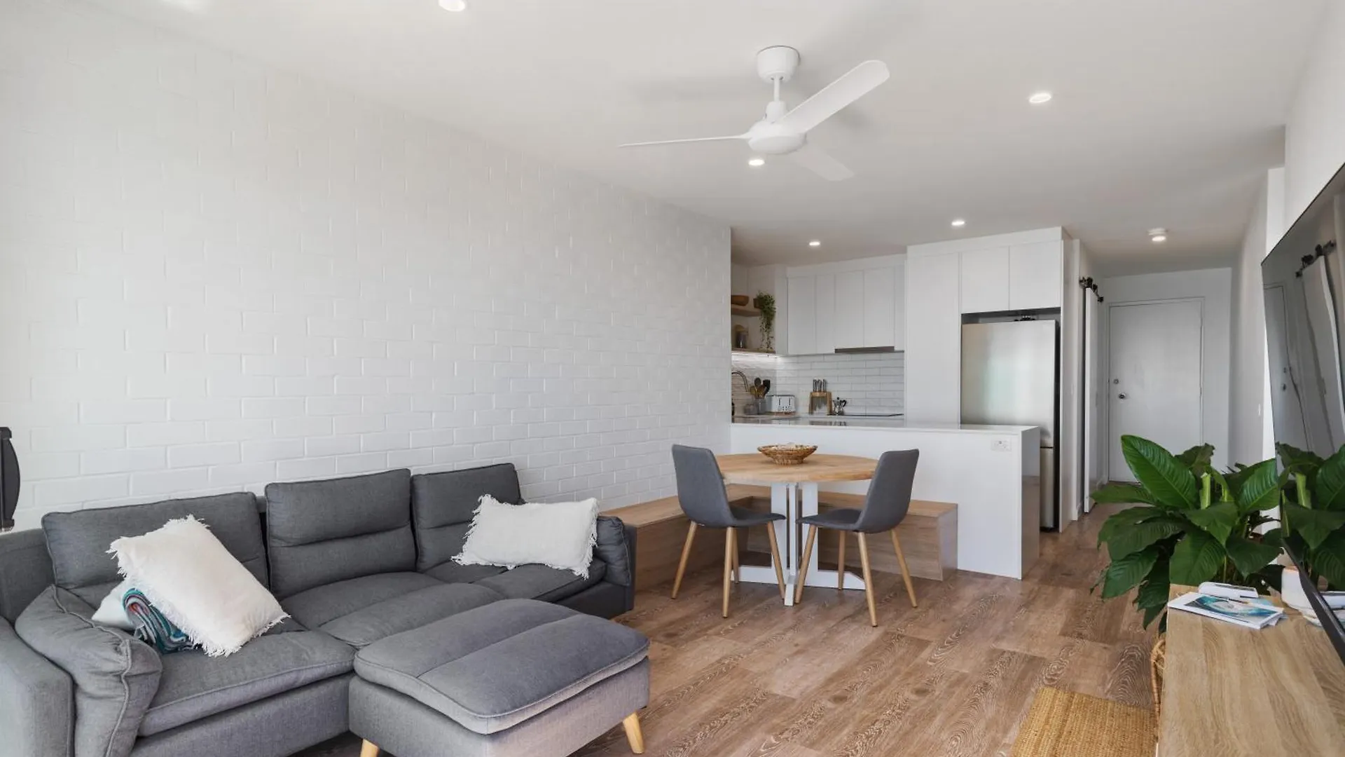 Apartment Newly Renovated Beach Front Unit. Views To Die For! Alexandra Headland Australia