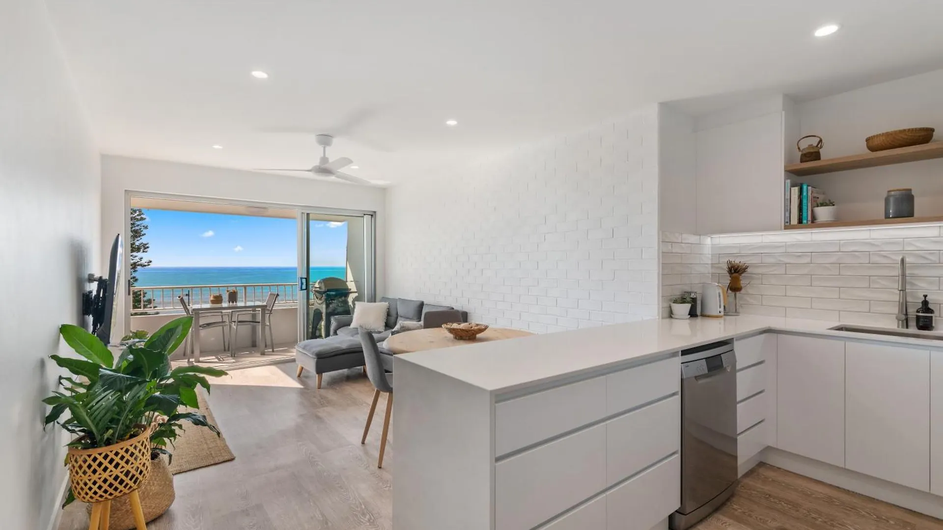 Apartment Newly Renovated Beach Front Unit. Views To Die For! Alexandra Headland Australia