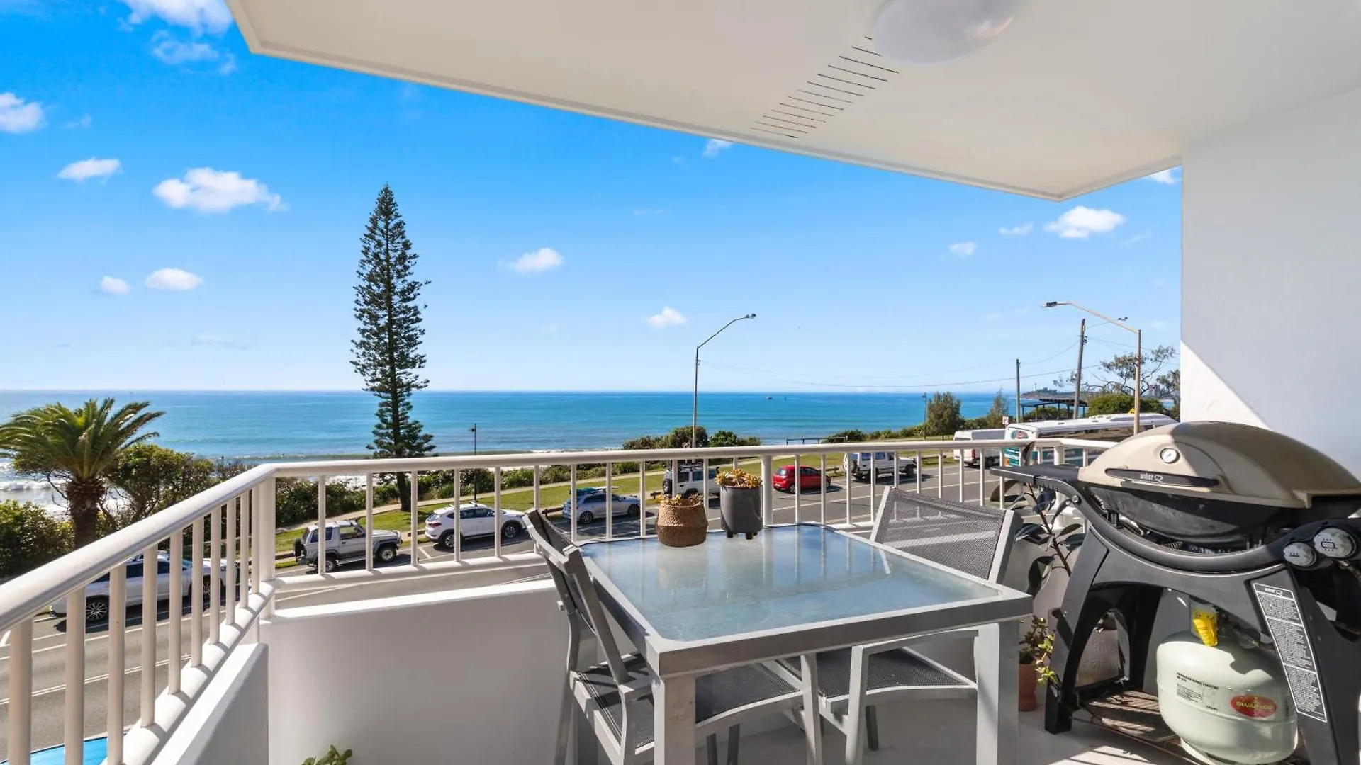Apartment Newly Renovated Beach Front Unit. Views To Die For! Alexandra Headland