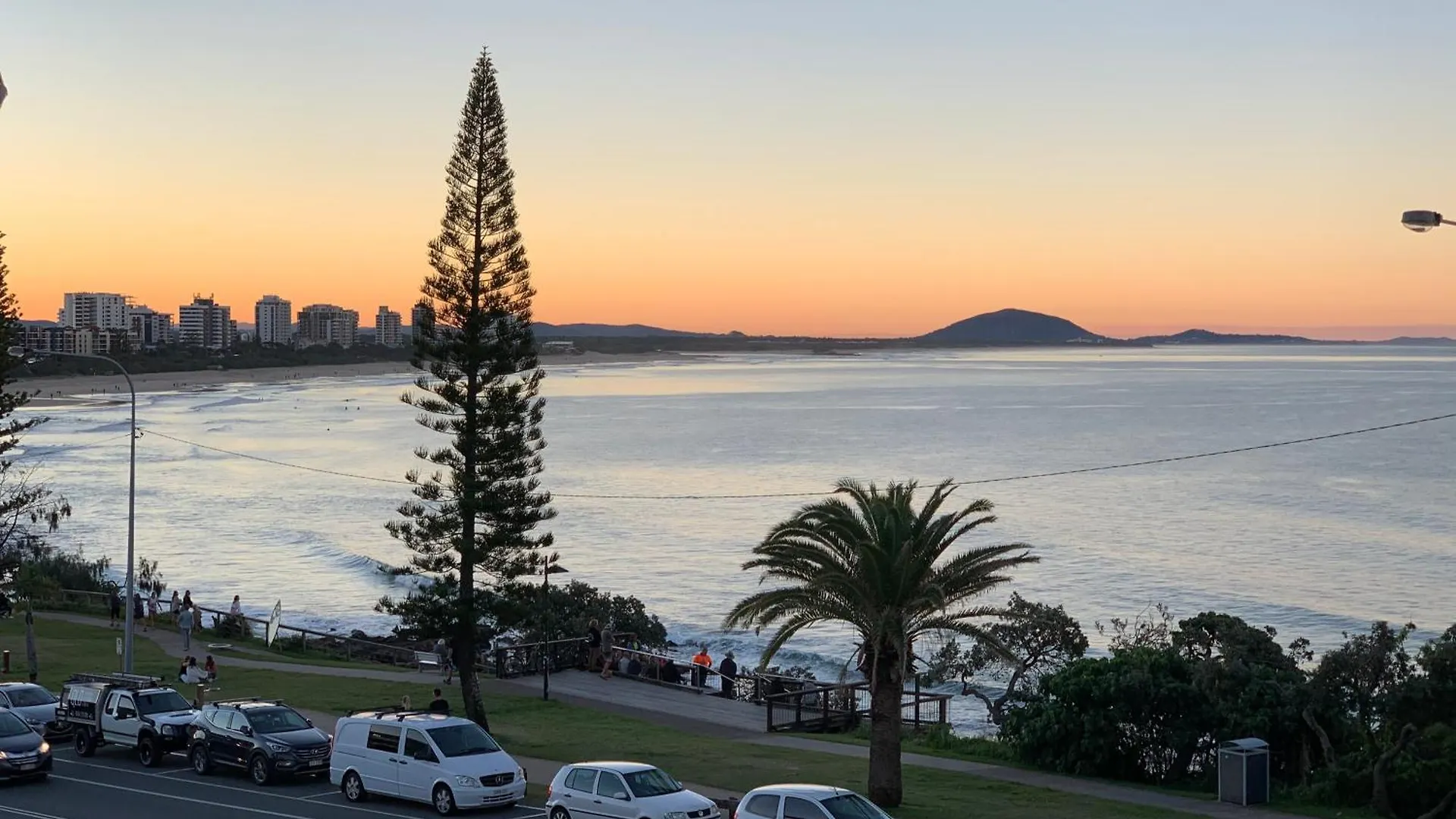 Newly Renovated Beach Front Unit. Views To Die For! Alexandra Headland 0*,  Australië