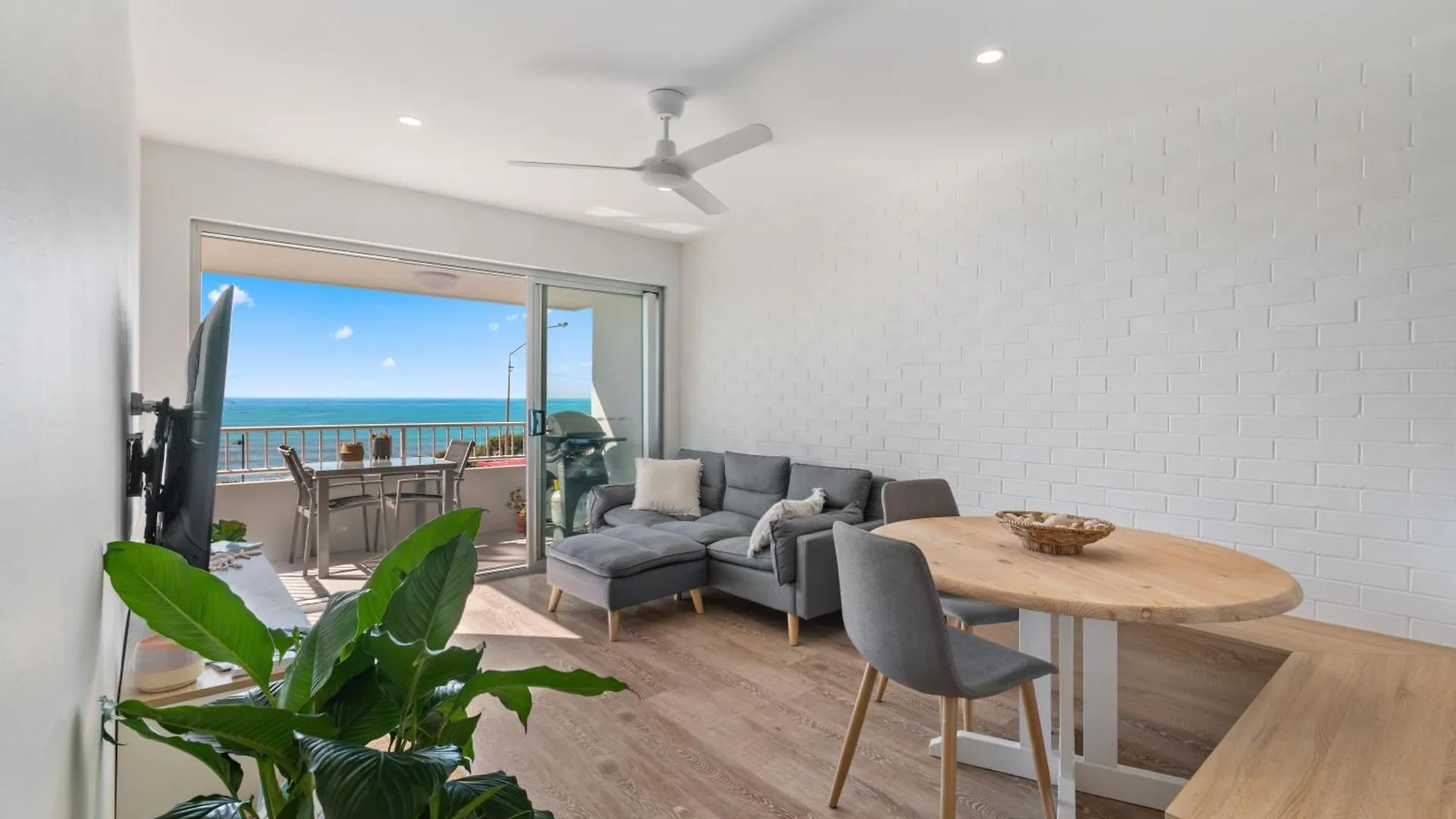 Newly Renovated Beach Front Unit. Views To Die For! Alexandra Headland Appartement